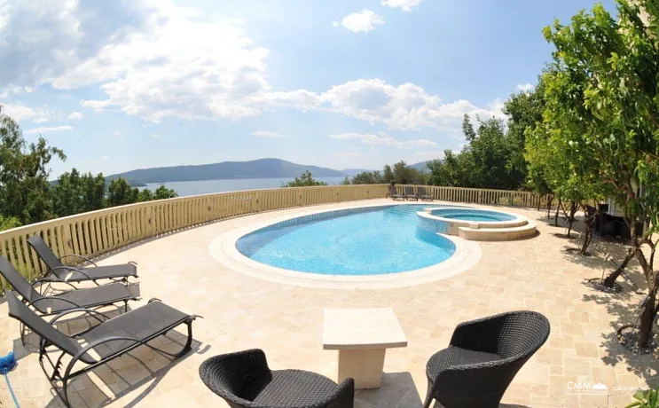 Tivat'ta büyük havuz ve bahçeli nefes kesici villa satılık